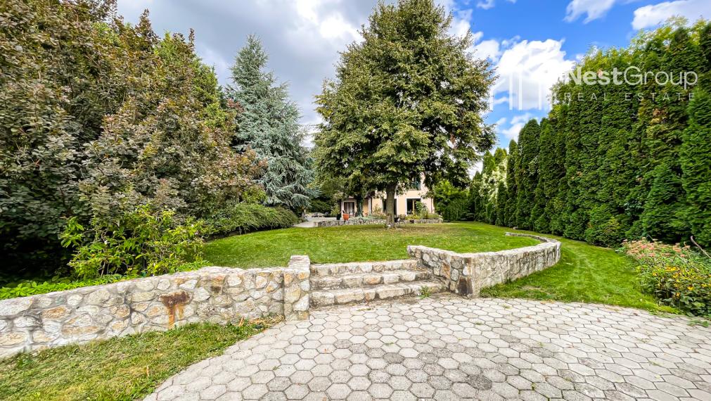 PREDANÉ Luxusná vila s bazénom a záhradou v Svätom Jure