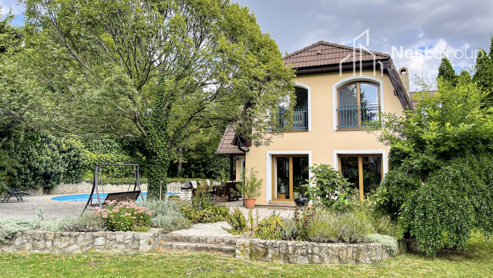 PREDANÉ Luxusná vila s bazénom a záhradou v Svätom Jure