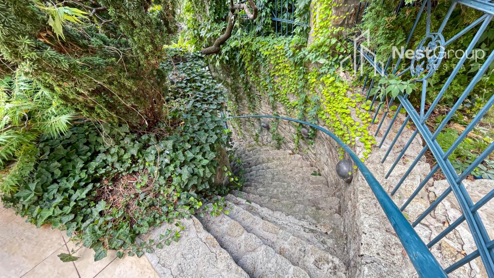 PREDANÉ Luxusná vila s bazénom a záhradou v Svätom Jure