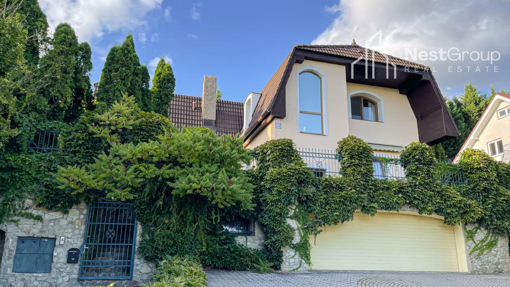 PREDANÉ Luxusná vila s bazénom a záhradou v Svätom Jure