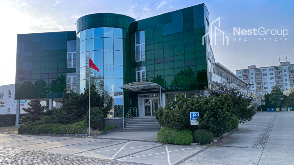 EXKLUZÍVNE Predaj administratívnej budovy, súkromný areál, sklady