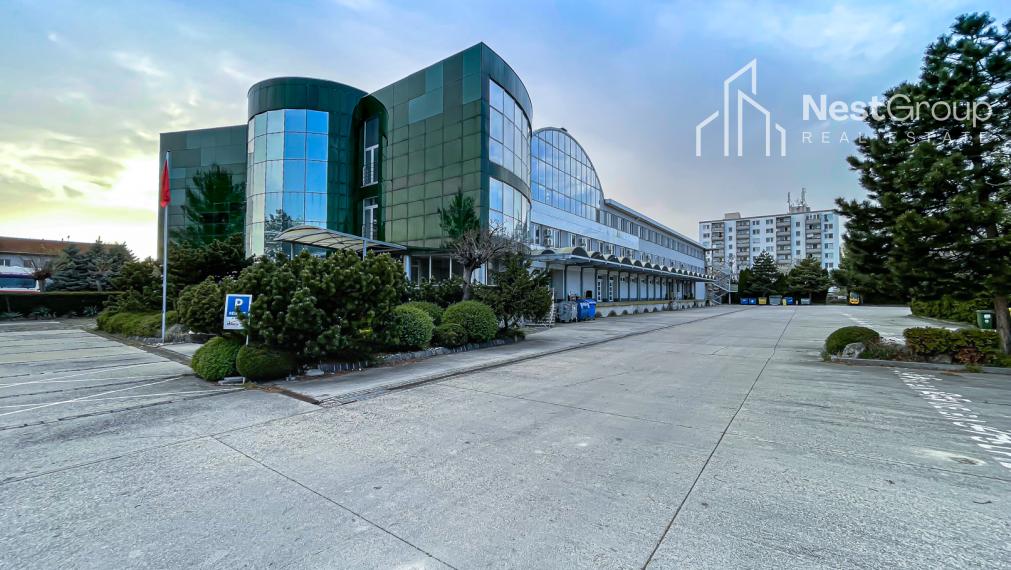 EXKLUZÍVNE Predaj administratívnej budovy, súkromný areál, sklady