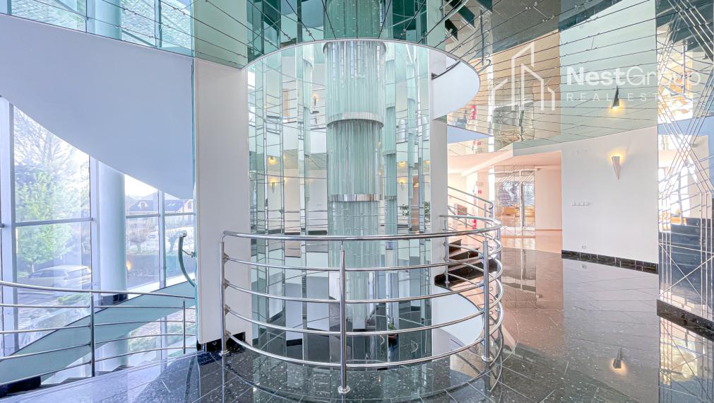 EXKLUZÍVNE Predaj administratívnej budovy, súkromný areál, sklady