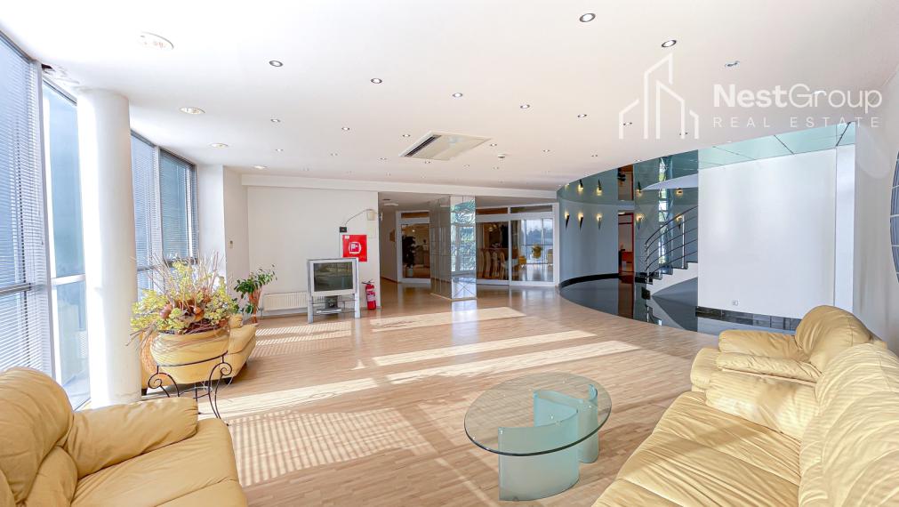 EXKLUZÍVNE Predaj administratívnej budovy, súkromný areál, sklady