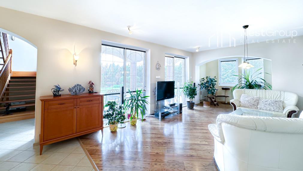 ZNÍŽENÁ CENA!6- IZBOVÝ RD S DVOJGARÁŽOU,VEĽKÝ POZEMOK 1,65HA