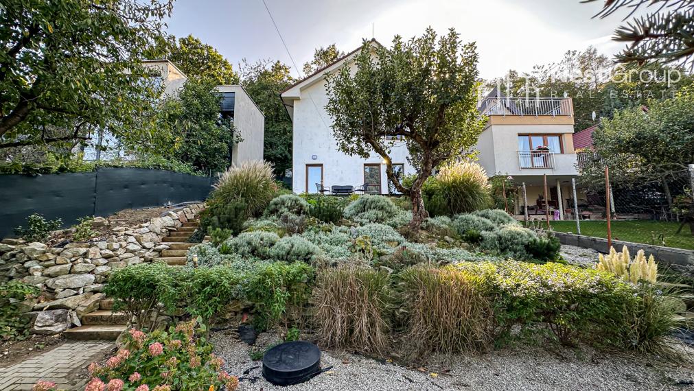 PREDANÉ 3-i. RD  priamo pod lesom v lokalite Podkerepušky