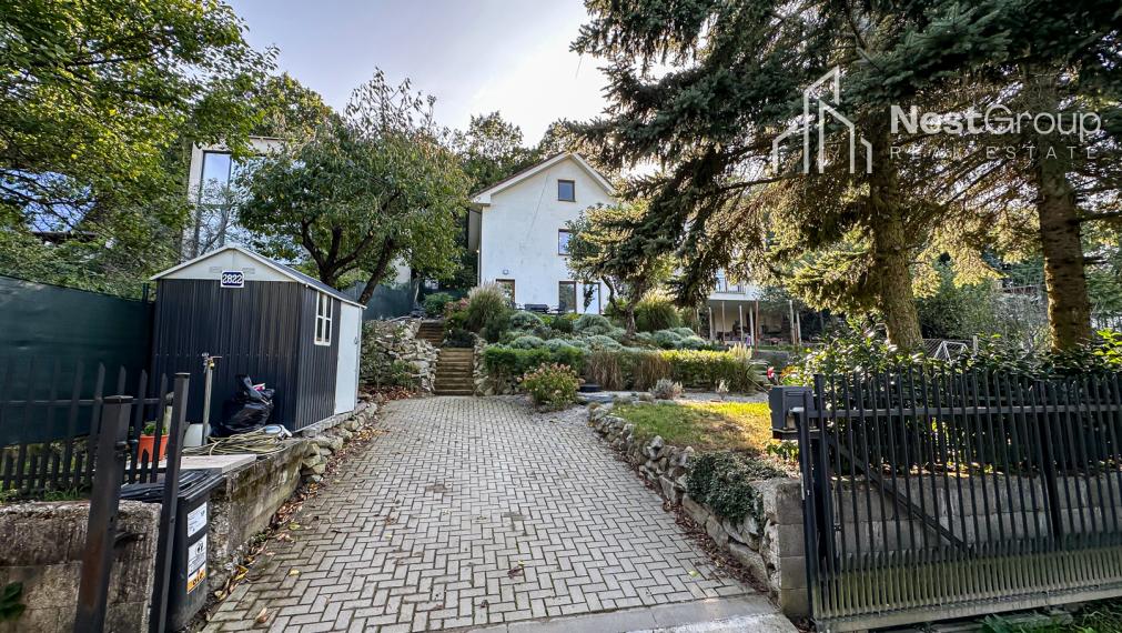 PREDANÉ 3-i. RD  priamo pod lesom v lokalite Podkerepušky