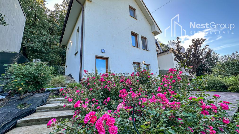 PREDANÉ 3-i. RD  priamo pod lesom v lokalite Podkerepušky