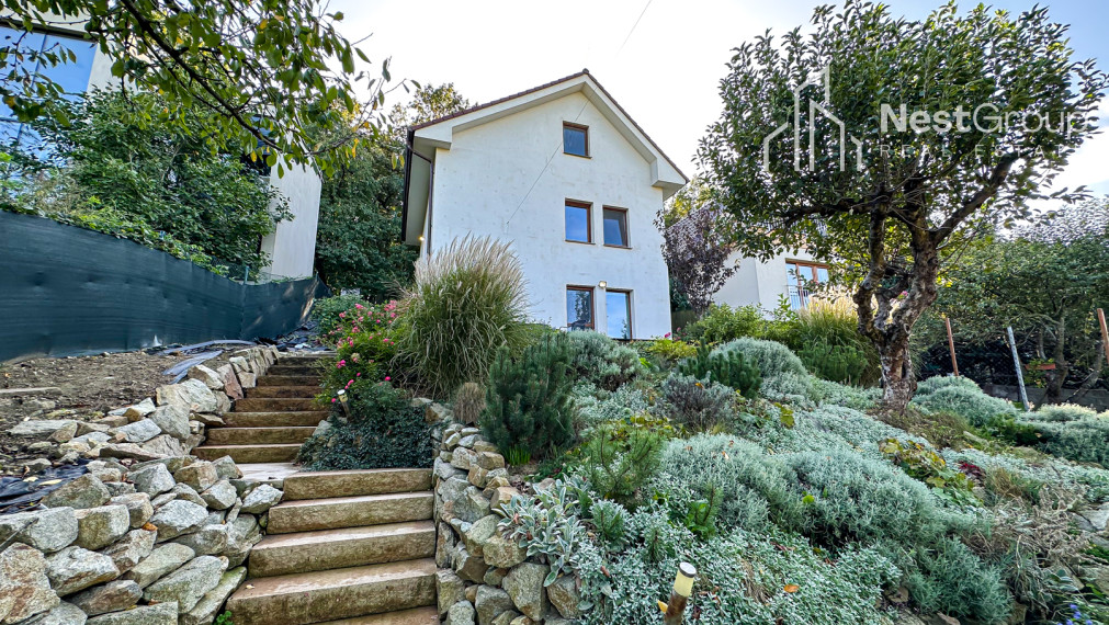 PREDANÉ 3-i. RD  priamo pod lesom v lokalite Podkerepušky