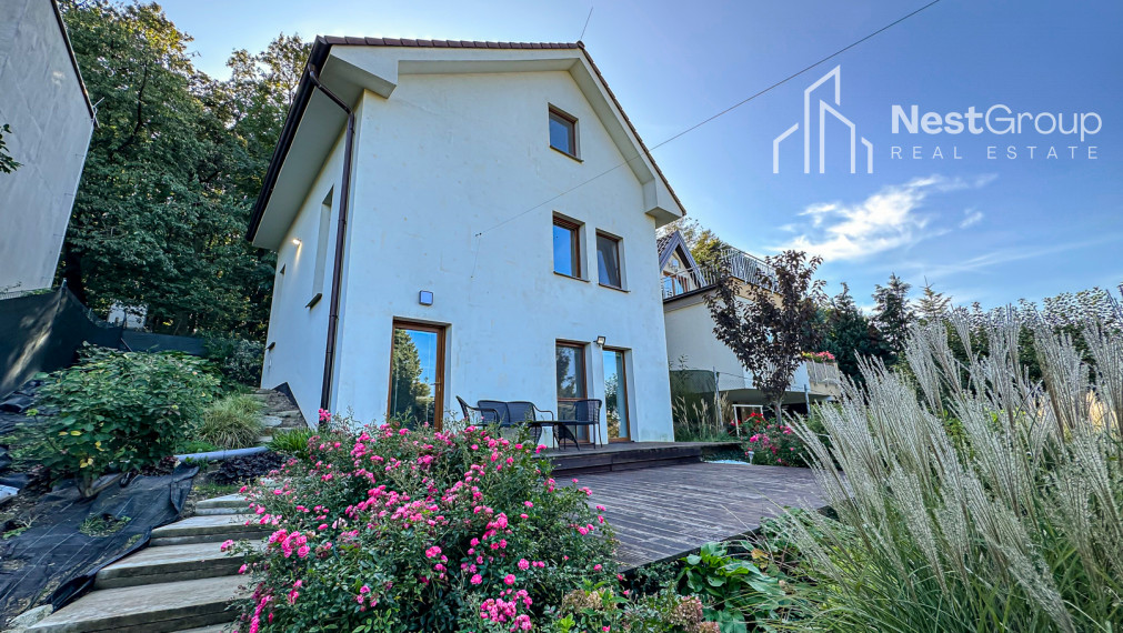 PREDANÉ 3-i. RD  priamo pod lesom v lokalite Podkerepušky