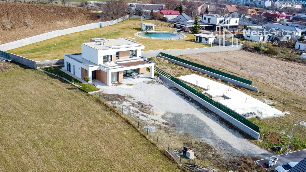 PREDANÉ TOP DIZAJNOVÁ 5-IZBOVÁ VILA S POZEMKOM 1127m2