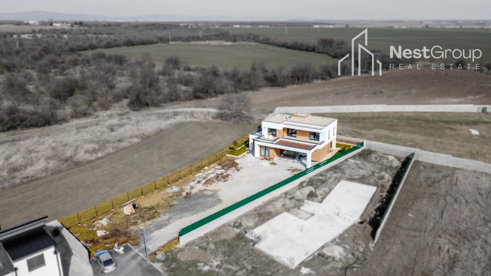 PREDANÉ TOP DIZAJNOVÁ 5-IZBOVÁ VILA S POZEMKOM 1127m2