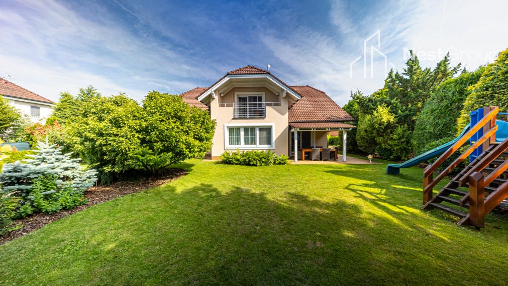 TOP CENA!!! RODINNÁ VILA S BAZÉNOM, POZEMOK 975 m2, GARÁŽ