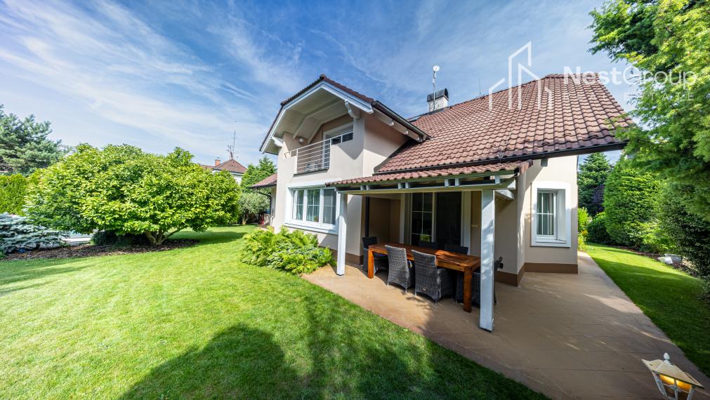 TOP CENA!!! RODINNÁ VILA S BAZÉNOM, POZEMOK 975 m2, GARÁŽ