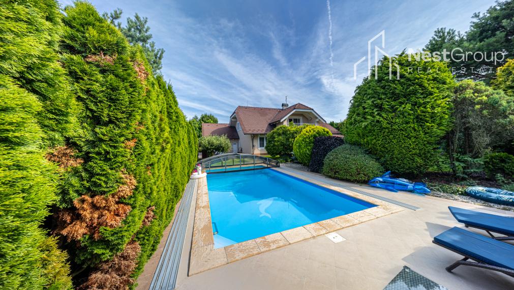 TOP CENA!!! RODINNÁ VILA S BAZÉNOM, POZEMOK 975 m2, GARÁŽ