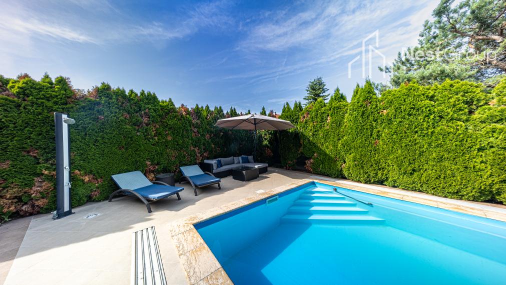 TOP CENA!!! RODINNÁ VILA S BAZÉNOM, POZEMOK 975 m2, GARÁŽ