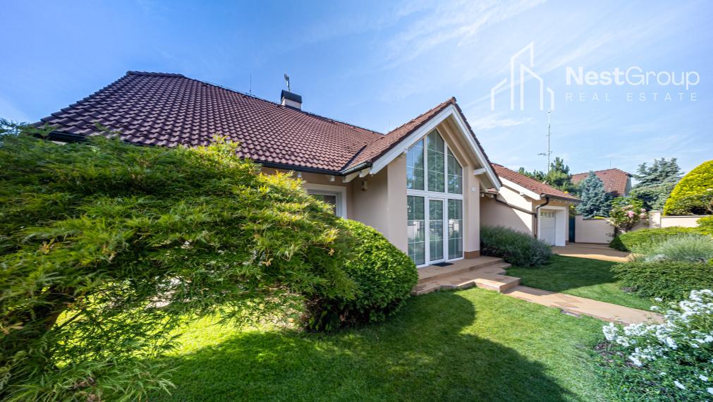 TOP CENA!!! RODINNÁ VILA S BAZÉNOM, POZEMOK 975 m2, GARÁŽ