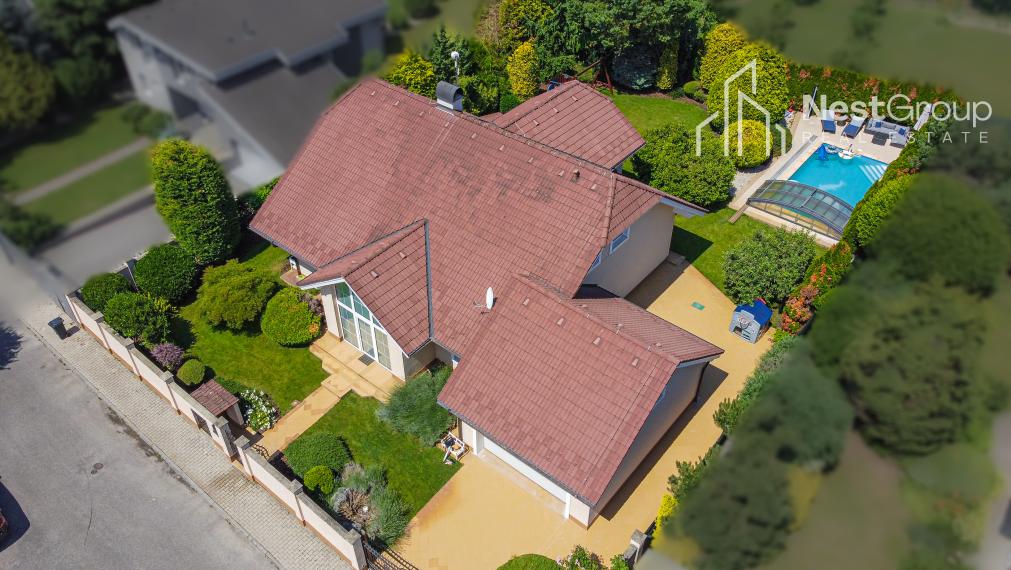 TOP CENA!!! RODINNÁ VILA S BAZÉNOM, POZEMOK 975 m2, GARÁŽ