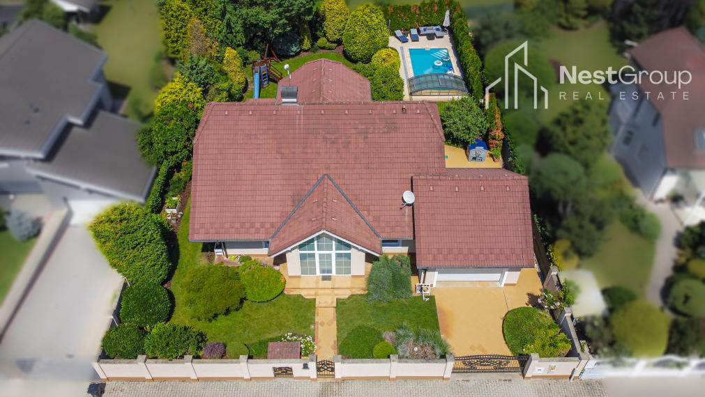 TOP CENA!!! RODINNÁ VILA S BAZÉNOM, POZEMOK 975 m2, GARÁŽ