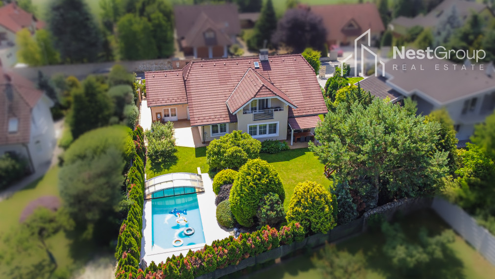 TOP CENA!!! RODINNÁ VILA S BAZÉNOM, POZEMOK 975 m2, GARÁŽ