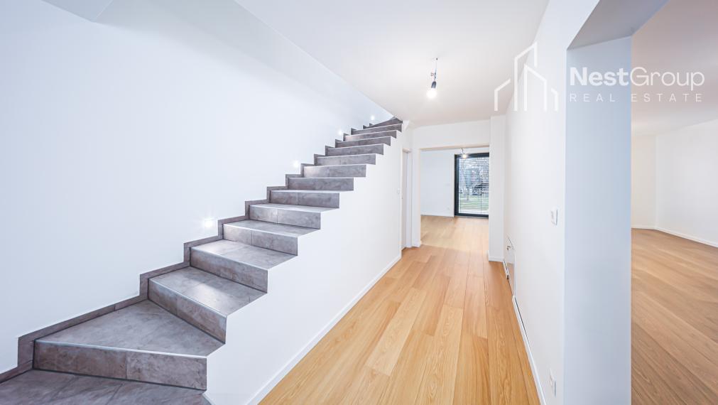 VEĽKÝ 5-IZBOVÝ KOMPLETNE ZREKONŠTRUOVANÝ RD, DVOJGARÁŽ