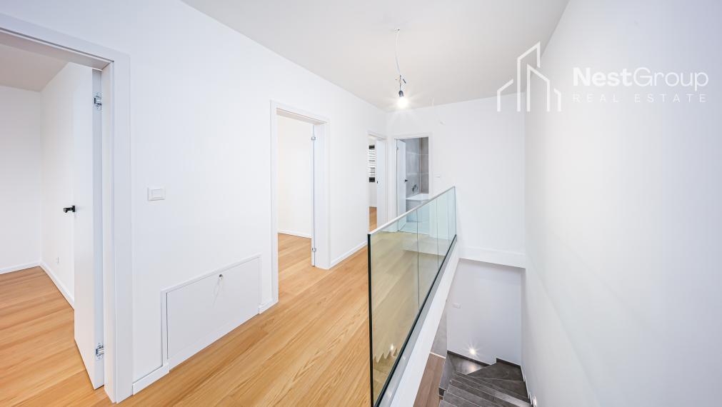 VEĽKÝ 5-IZBOVÝ KOMPLETNE ZREKONŠTRUOVANÝ RD, DVOJGARÁŽ