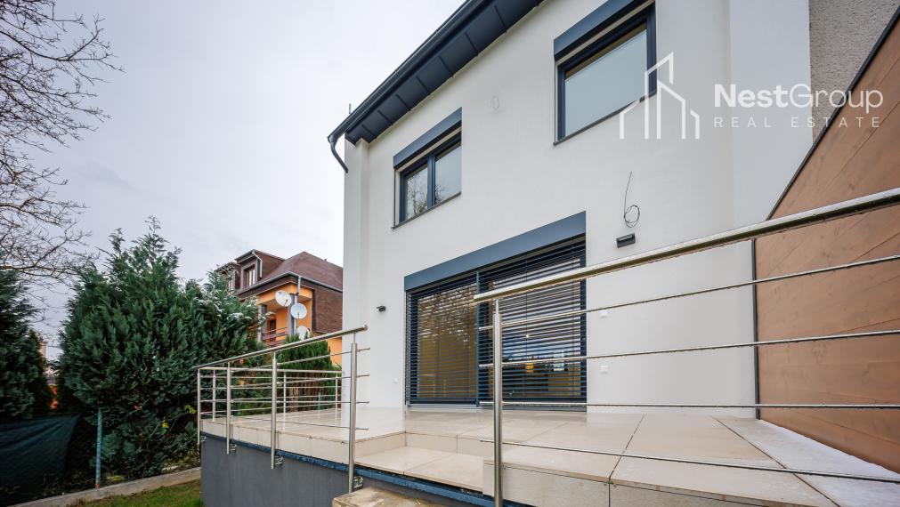 VEĽKÝ 5-IZBOVÝ KOMPLETNE ZREKONŠTRUOVANÝ RD, DVOJGARÁŽ