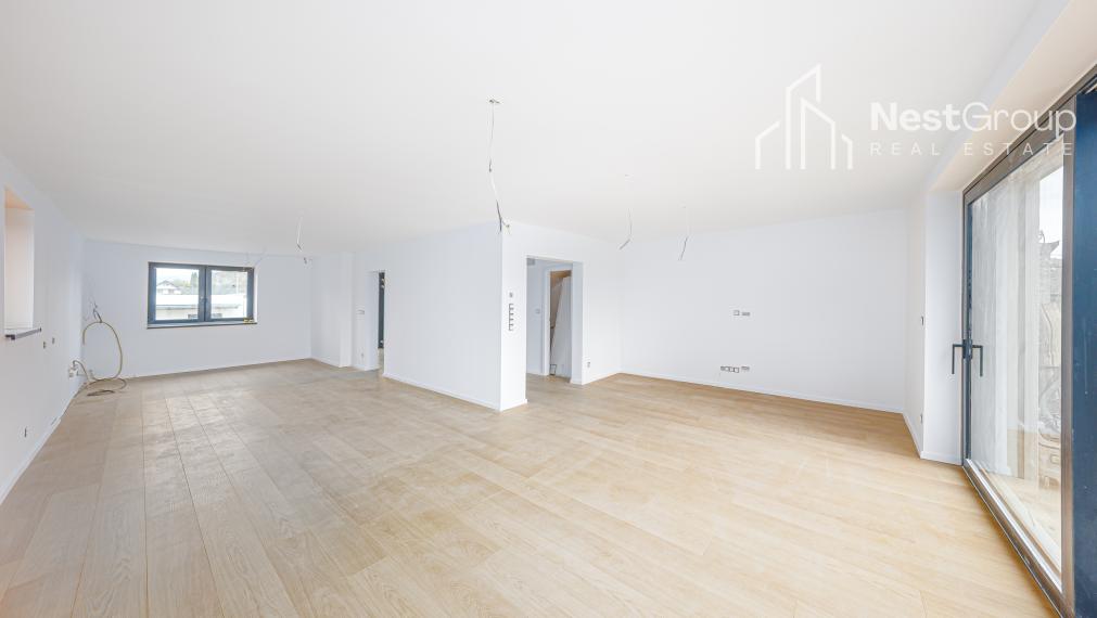 VEĽKÝ 5-IZBOVÝ KOMPLETNE ZREKONŠTRUOVANÝ RD, DVOJGARÁŽ