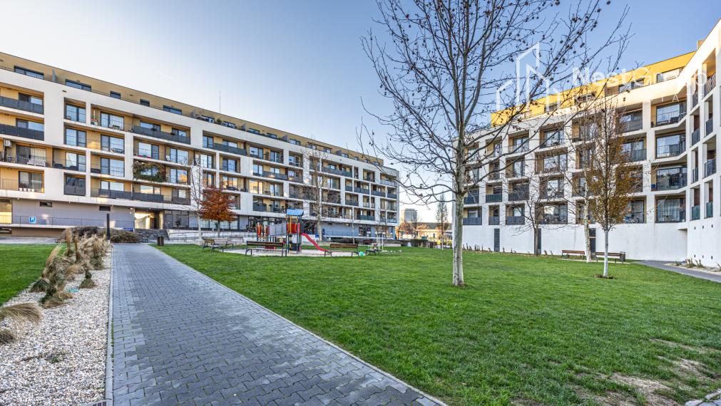 VEĽKÝ A SLNEČNÝ 1-IZBOVÝ BYT 36 m2 S  BALKÓNOM, SLNEČNICE