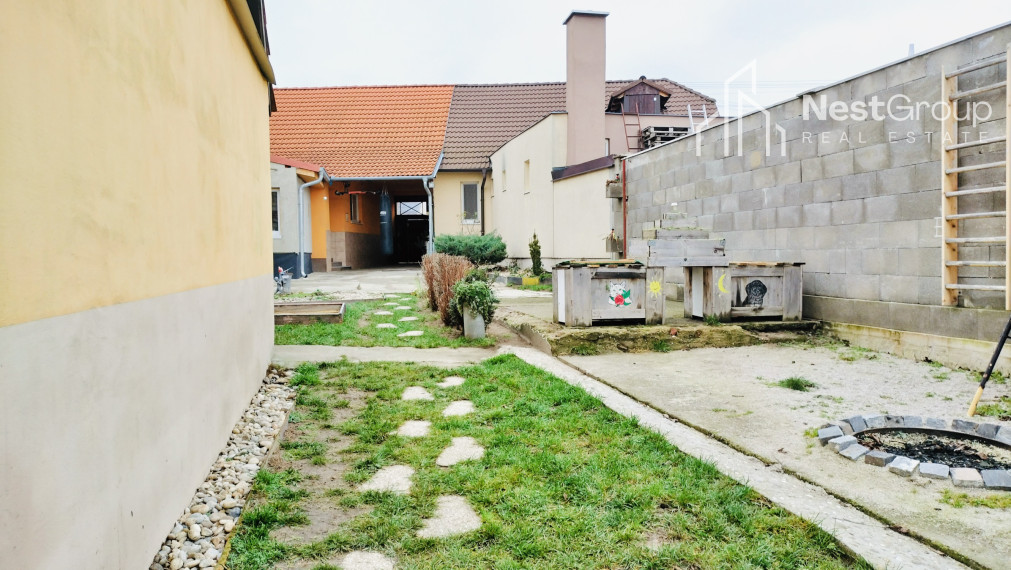 EXKLUZÍVNE PREDAJ staršieho RD s veľkou záhradou v obci Čáry