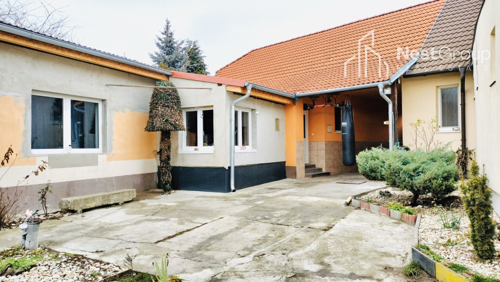 EXKLUZÍVNE PREDAJ staršieho RD s veľkou záhradou v obci Čáry