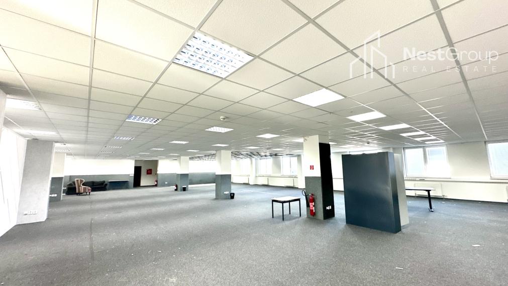 VEĽKÝ OPEN SPACE 620 m2/PARKOVANIE V UZAVRETOM AREÁLI,BA II.