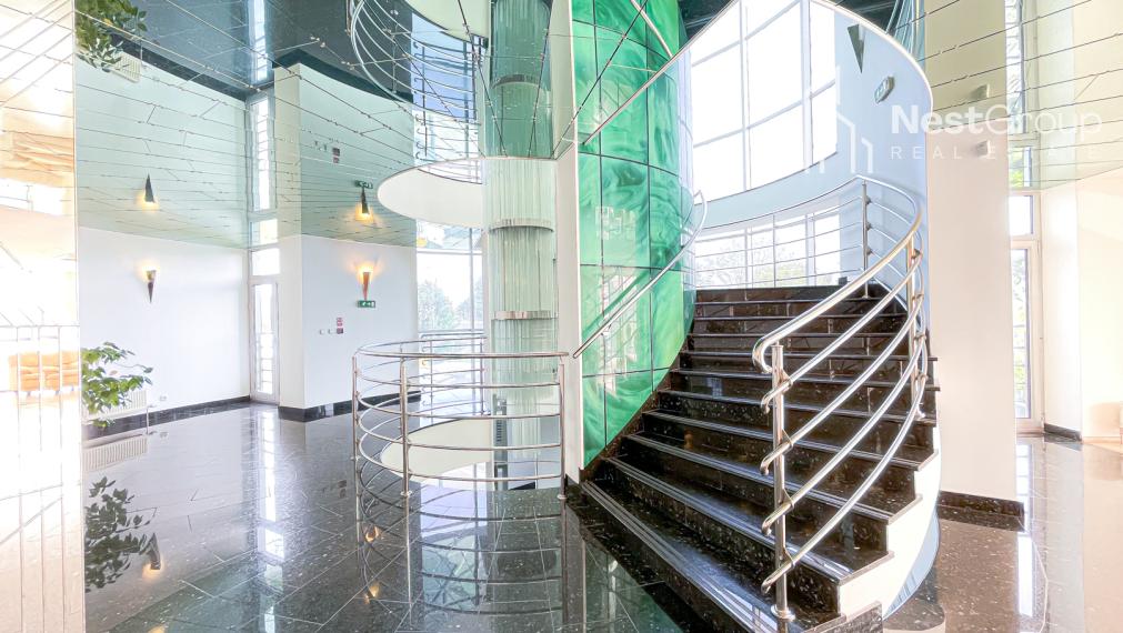 VEĽKÝ OPEN SPACE 620 m2/PARKOVANIE V UZAVRETOM AREÁLI,BA II.