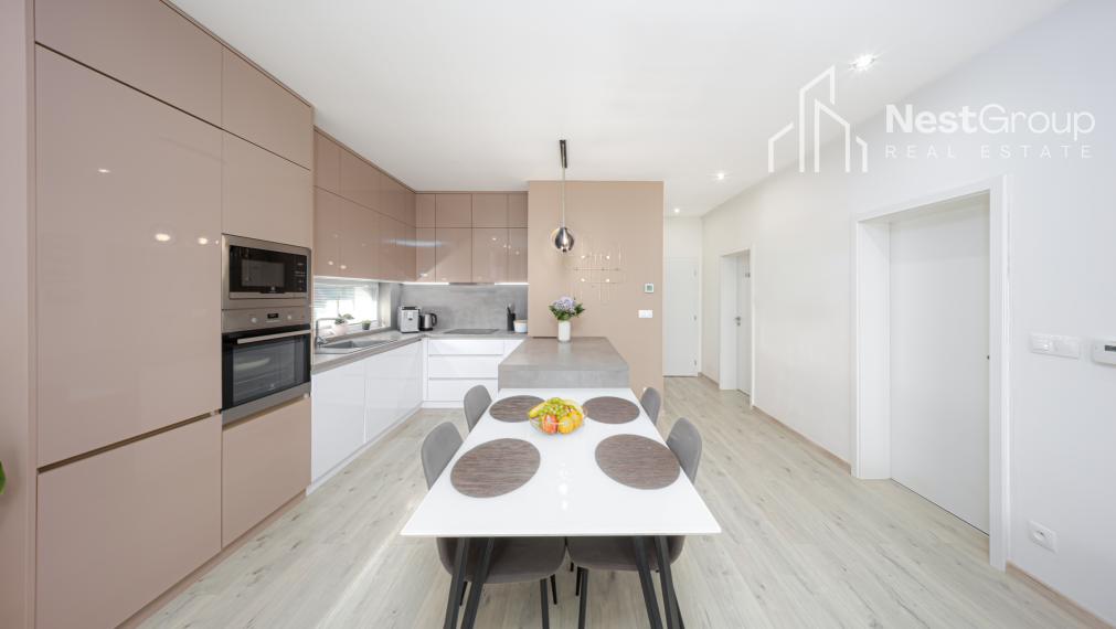 TOP CENA - ELEGANTNÝ A VEĽKÝ 3-IZBOVÝ BYT SO ZÁHRADKOU