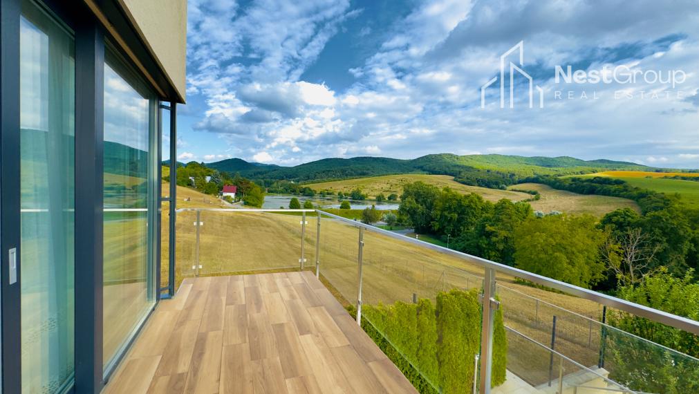 EXKLUZÍVNE | Luxusný dom s celoročne vyhrievaným bazénom a panoramatickým výhľadom na jazero Striebornica