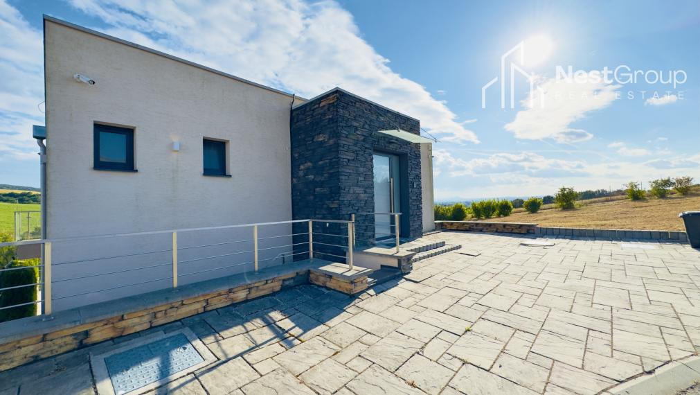 EXKLUZÍVNE | Luxusný dom s celoročne vyhrievaným bazénom a panoramatickým výhľadom na jazero Striebornica