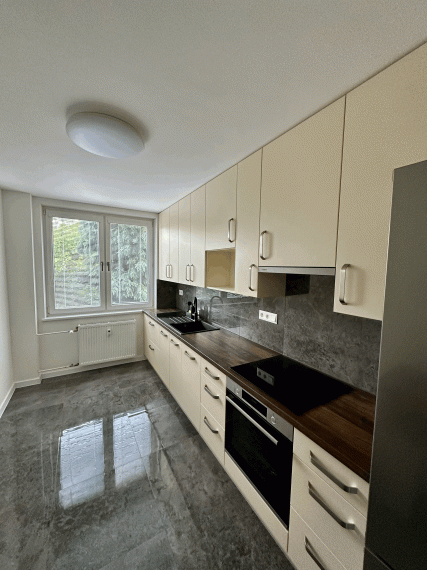 PREDANÉ Predaj zrekonštruovaného 3-izbového bytu v Hlohovci