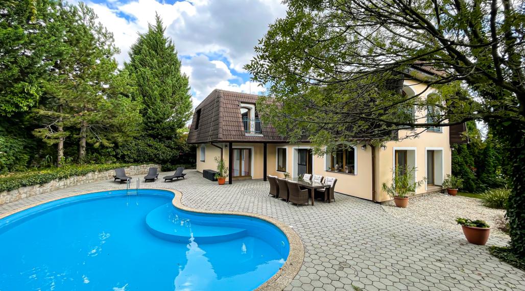 PREDANÉ Luxusná vila s bazénom a záhradou v Svätom Jure