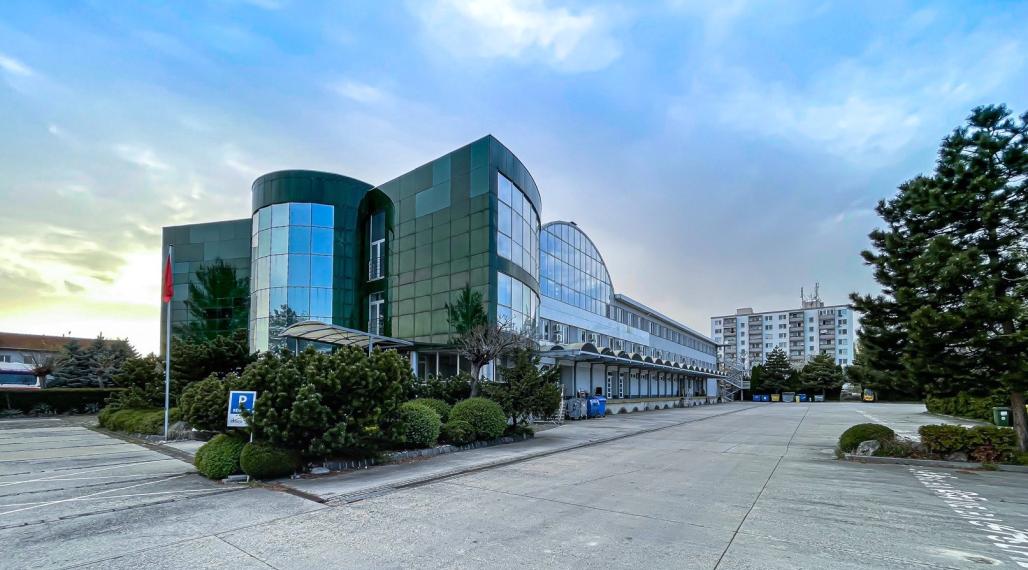 EXKLUZÍVNE Predaj administratívnej budovy, súkromný areál, sklady