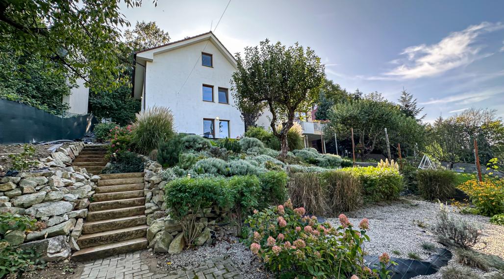 PREDANÉ 3-i. RD  priamo pod lesom v lokalite Podkerepušky