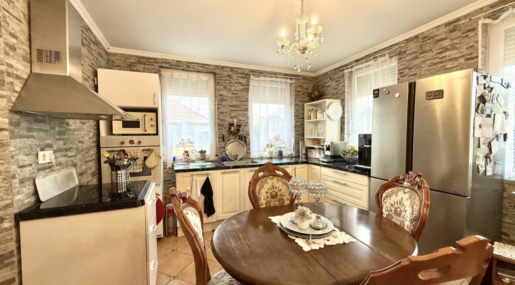 EXKLUZÍVNE PREDAJ príjemný 3-izbový RD, Bezenye, Maďarsko