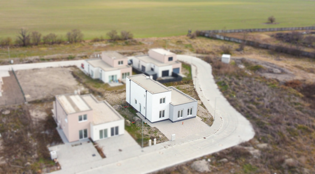 PREDAJ NOVOSTAVBA 4-IZBOVÝ BUNGALOV, POZEMOK 300 m2, HUBICE