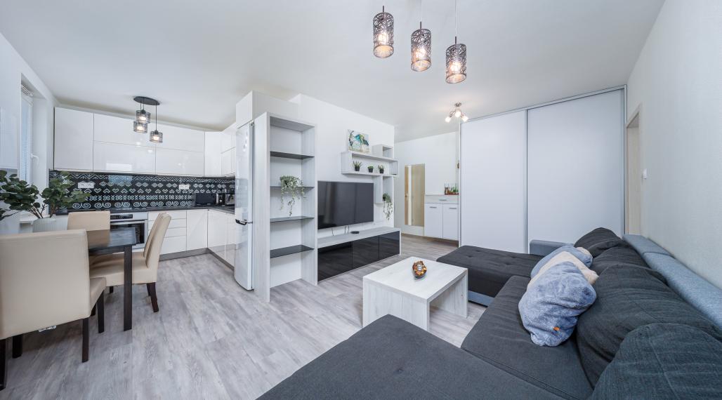 PREDANÉ KOMPLETNE ZARIADENÝ 2-IZBOVÝ BYT SO SLNEČNÝM  BALKÓNOM