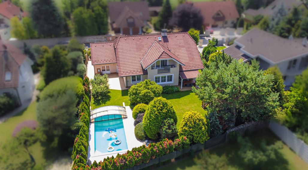 TOP CENA!!! RODINNÁ VILA S BAZÉNOM, POZEMOK 975 m2, GARÁŽ