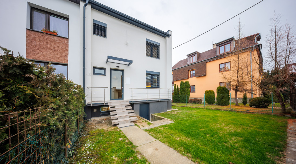 VEĽKÝ 5-IZBOVÝ KOMPLETNE ZREKONŠTRUOVANÝ RD, DVOJGARÁŽ