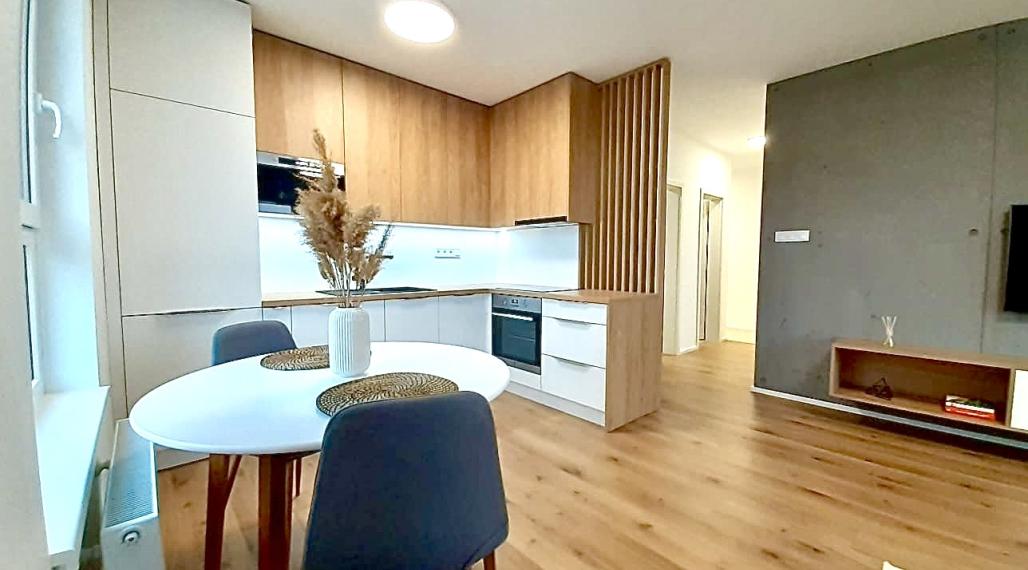 BÝVANIE BEZ KOMPROMISOV-DIZAJNOVÝ 2-IZBOVÝ BYT, VEĽKÁ LOGGIA