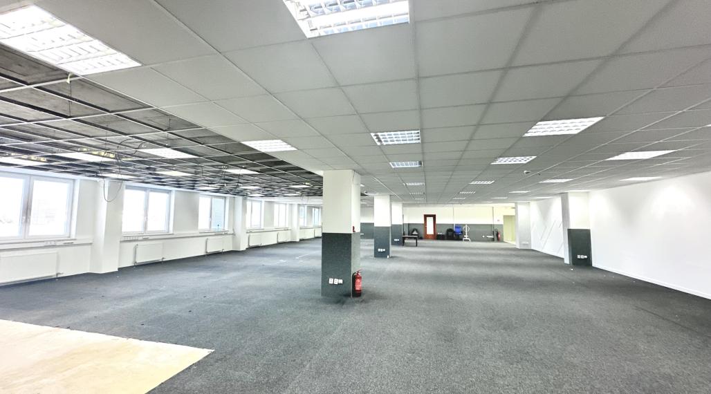VEĽKÝ OPEN SPACE 620 m2/PARKOVANIE V UZAVRETOM AREÁLI,BA II.
