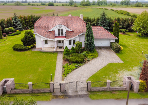 POZEMOK 16 500 m2, IBA 3 km OD LEVÍC,RODINNÁ VILA, DVOJGARÁŽ