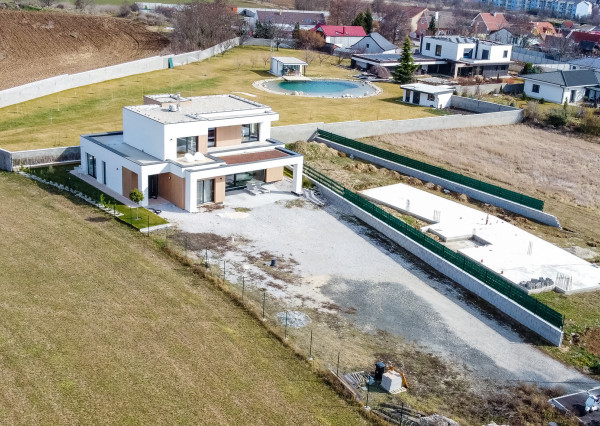 TOP CENA IBA DO 31.08. !!! DIZAJNOVÁ VILA ZA 730.000,- EUR