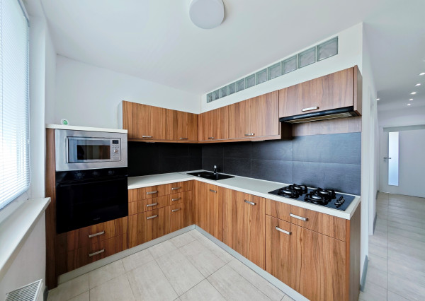 PREDAJ pekný priestranný 2-izbový byt Hlohovec, 61 m2